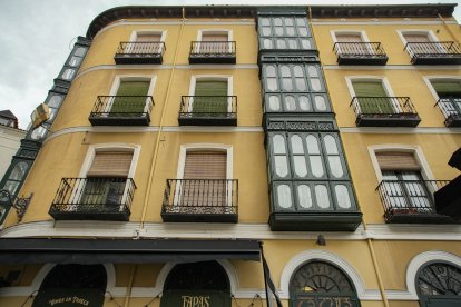 Fachada de un edificio de la calle Arribas