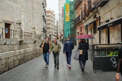 Personas paseando por la calle Arribas, que es peatonal.