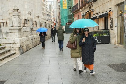 Personas paseando por la calle Arribas