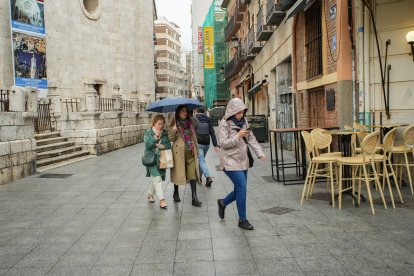 Personas paseando por la calle Arribas