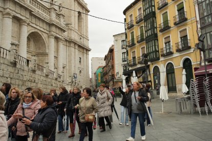 Un grupo pasa junto a la Catedral con las terrazas recogidas.
