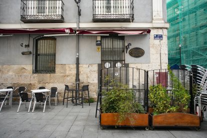 El Café Berlín tiene la entrada por Cardenal Cos.