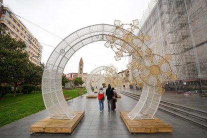 Preparativos de las luces de Navidad.