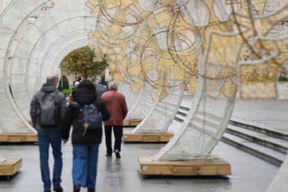 Preparativos de las luces de Navidad.