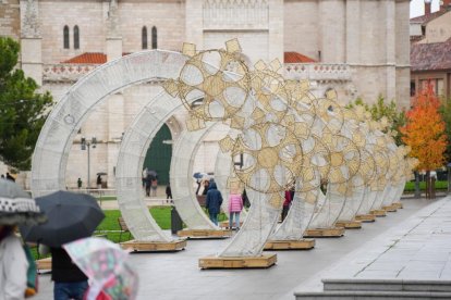 Preparativos de las luces de Navidad.