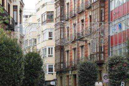 Preparativos de las luces de Navidad.