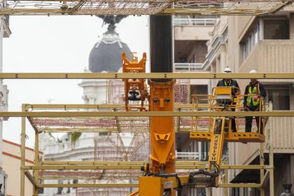Preparativos de las luces de Navidad.