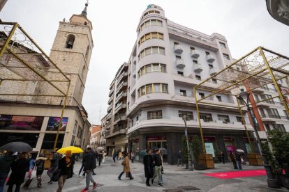 Preparativos de las luces de Navidad.