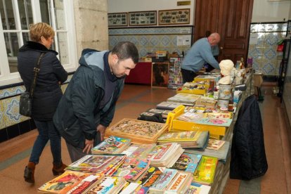 Feria del coleccionismo en el Colegio San José