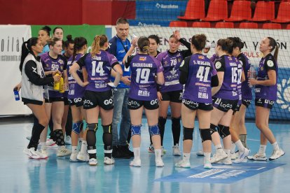 Piña del Aula en su partido en Huerta ante Granollers.