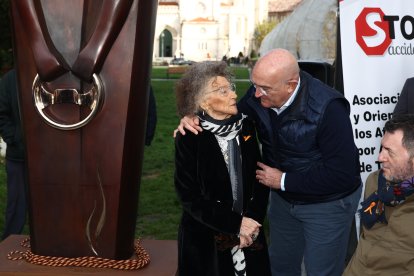El alcalde de Valladolid, Jesús Julio Carnero, junto a la escultora Rosa Serra
