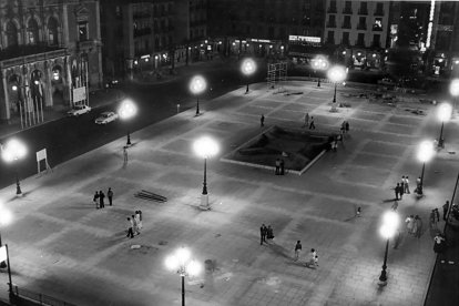 Imagen  nocturna de la plaza Mayor de Valladolid cuando todavía no estaba peatonalizada.