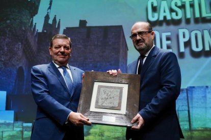 Luis Miguel González Gago, consejero de presidencia de la Junta de Castilla y León,  hace entrega del premio a mejor Iniciativa Turística a Marco Morala, alcalde de Ponferrada.