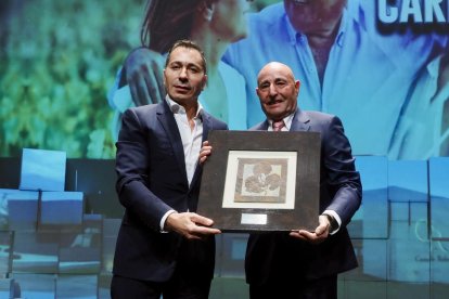 Javier Meléndez, CEO de Patatas Meléndez, entrega el premio a la Mejor Iniciativa Enológica-Vitivinícola a Carmelo Rodero, fundador de Bodegas Rodero.