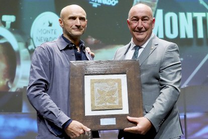 Miguel Ángel de Vicente, presidente de la Diputación de Segovia, entrega el premio a Mejor Proyecto de Segovia a Juan Vicente Olmos, director general del Grupo Monte Nevado