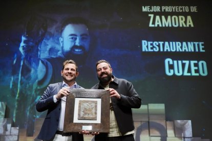 Víctor López de la Parte, vicepresidente 1º de la Diputación de Zamora, entrega el premio al mejor proyecto de Zamora a Adrián Asensio Malillos, cocinero y propietario del Restaurante Cuzeo.