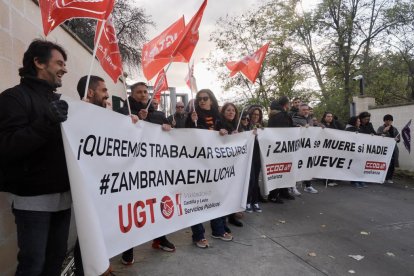 Concentración de la plantilla del Centro de Menores Zambrana a las puertas del Centro Zambrana