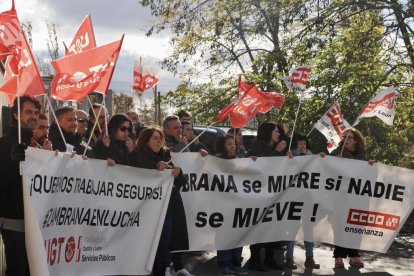 Concentración de la plantilla del Centro de Menores Zambrana a las puertas del Centro Zambrana