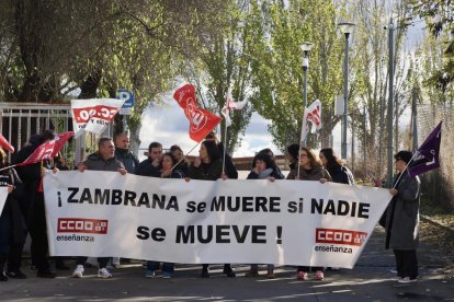 Concentración de la plantilla del Centro de Menores Zambrana a las puertas del Centro Zambrana