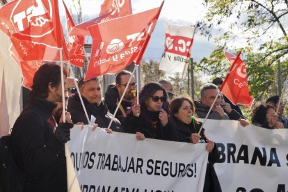 Concentración de la plantilla del Centro de Menores Zambrana a las puertas del Centro Zambrana