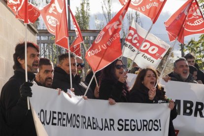 Concentración de la plantilla del Centro de Menores Zambrana a las puertas del Centro Zambrana