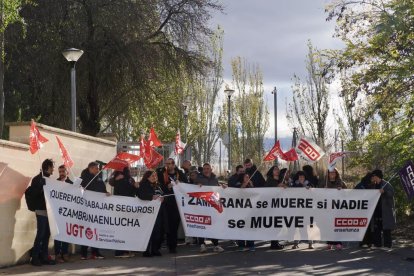 Concentración de la plantilla del Centro de Menores Zambrana a las puertas del Centro Zambrana