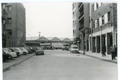 La calle Carmelo, con los antiguos talleres de Renfe al fondo y, a la derecha, el cine y la tienda de Muebles Castaño.