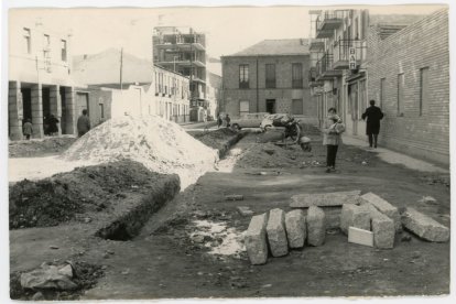 Obras de canalización en la calle Carmelo de Valladolid.