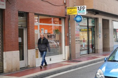 Maite Peluquería y APP Informática, dos establecimientos de la calle Carmelo de Valladolid.