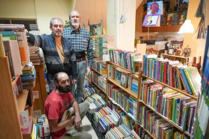 Jorge, Jesús y Raúl, voluntarios y presidente de la asociación Azacán en su tienda de comercio justo y librería de segunda mando.