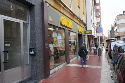 Establecimiento Gadis, local que en otra época acogió el Cine Delicias, en la calle Carmelo.