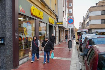 Establecimiento Gadis, local que en otra época acogió el Cine Delicias, en la calle Carmelo.