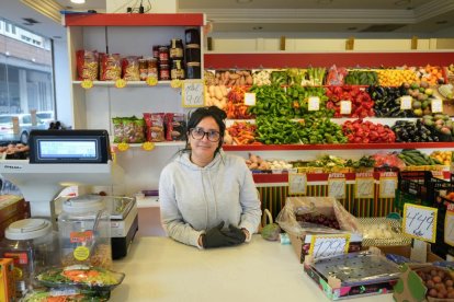 Marlen Márquez, empleada de la frutería Rico, en la calle Carmelo de Valladolid.