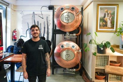 Borja Álvarez, camarero de la hamburguesería Carmelo´s, en la calle Carmelo.