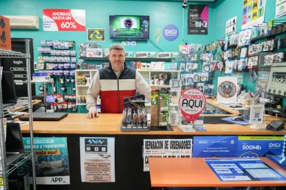 Ángel Díez, dueño de la tienda de informática APP, en la cual lleva más de 20 años.