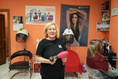Maite Gobernado, dueña de la peluquería Maite, en la calle Carmelo.