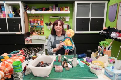 Ana Díaz, dueña del taller artesanal de marionetas y muñequería Lanita Creaciones, en la calle Carmelo.