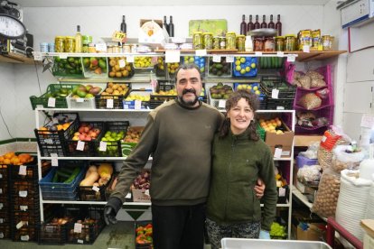Elías y Violeta, dueños de la frutería Violeta, negocio familiar durante más de 40 años, en la calle Carmelo.
