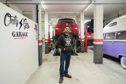 David Vieitez, dueño del taller de coches Only Gas, en la calle Carmelo.