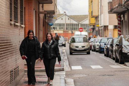 Dos chicas pasean por la calle Carmelo de Valladolid.
