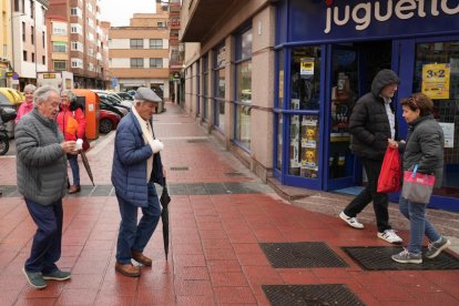 Fachada de la tienda Juguettos en la calle Carmelo de Valladolid.