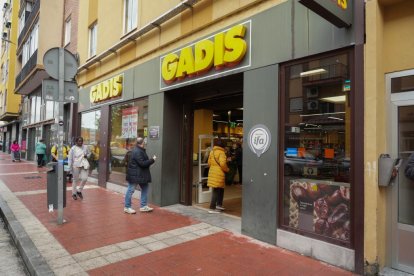 Varias personas entran en el Gadis de la calle Carmelo.