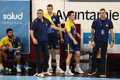 Pisonero hace indicaciones desde el banquillo.