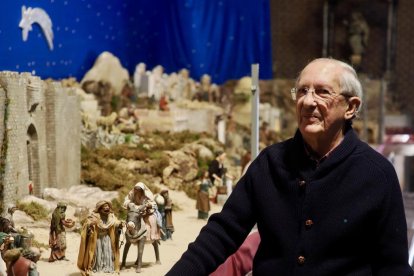 Feliciano Trebolle junto a su belén en la parroquia de San Lorenzo