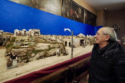 Feliciano Trebolle junto a su belén en la parroquia de San Lorenzo