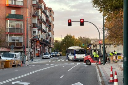 Aglomeraciones a causa de las obras del carril bici en el Paseo de Juan Carlos I