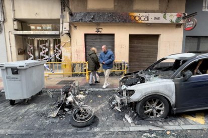 Moto y coches calcinados en la calle Doctor Esquerdo.