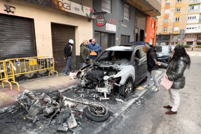 Moto y coches calcinados en la calle Doctor Esquerdo.