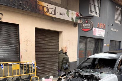 Moto y coches calcinados en la calle Doctor Esquerdo.