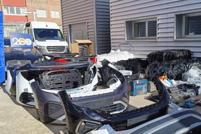 Piezas de automoción encontradas por la Policía Nacional.